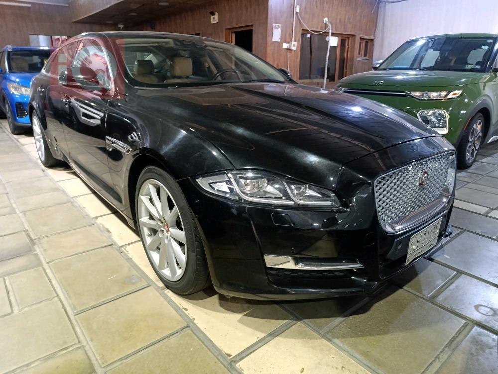 Jaguar XJ